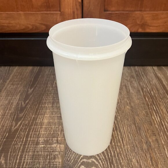 Tupperware Juice Container with Lid - Picture 7 of 11